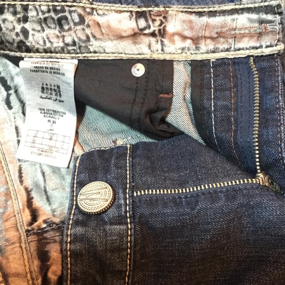 GUESS DISTRESSED FRAYED DENIM SHORTS 5.5” INSEAM - Picture 6 of 7